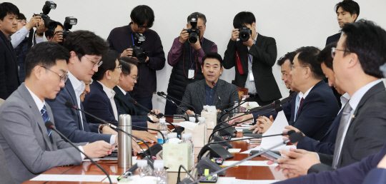 26일 오후 국회에서 열린 예산결산특별위원회의 제7차 예산안등조정소위원회에서 더불어민주당 소속 박정 소위원장과 여야 위원들이 회의를 시작하고 있다. 연합뉴스